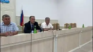 Утро началось с расширенной встречи в обновленном актовом зале администрации города.
