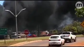 Grupo bloqueia rodovia com barricada de pneus queimados e Uno que tentou 'furar' fica destruído