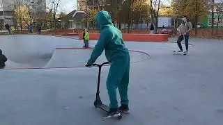 Как делать трюки на самокате для начинающих. Скейт парк. Поехали с нами #shorts