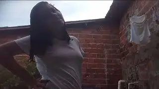 NICOLLY SE PENTEANDO PARA IR À ESCOLA 🎒 E EU MOSTRANDO A HORTA DO QUINTAL