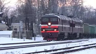 Дизель-поезд ДР1А-311.1/198.3 и тепловоз 2ТЭ116-709, с составом полувагонов в ст.Лиелварде