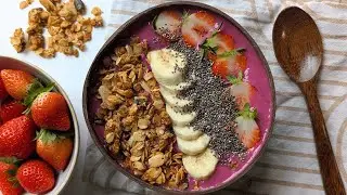 Berry Breakfast Smoothie Bowl - #MeatFreeMonday