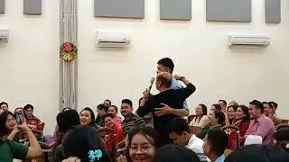 Jemaat HKBP Gading Serpong menyanyikan Gereja Tua bersama Victor Hutabarat
