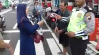 patut di acungkan jempol buat kesabaran polantas ini, tapi jangan di tiru ke aroganan ibu ini.