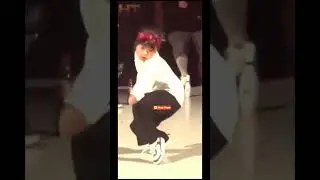 Adam gozun ceke bilmir ,bu qizin oynundan