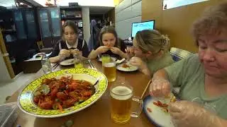 ТЕЩА ПРОБУЕТ ВКУСНЫХ РАКОВ 🦞 С ПИВОМ