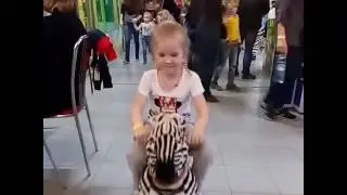 Полина оседлала лошадь