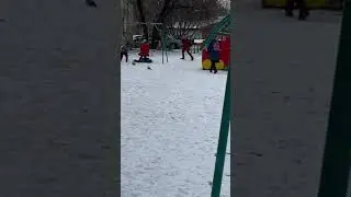 Тётка пинает мужлана на качели и к ним подходит мужлан и чурка сидит рядом