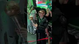 Элджей вышел к фанатам с завоёванным кубком Лиги Ставок Медиа Баскет Sayonara Boys