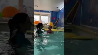 Врываемся в бассейн #shortvideo #дети #семья #продетей #грудничковоеплавание #вбассейне #прикол