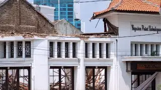 ATAP GEDUNG YPK BANDUNG AMBRUK TIMPA SEORANG PENGUNJUNG DAN DUA ORANG PENJAGA PAMERAN