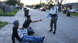se burlaron de el por Usa cubre bocas y Guantes por el corona Virus sin imaginar las consecuencias.