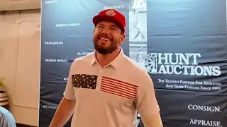 Kyle Schwarber hangs out at Yards Brewery