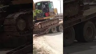 អេស្កាវ៉ាទ័របរឡើងឡាន - Excavator Loading in to Trailer - Amazing Loading Videos#shortvideo ​