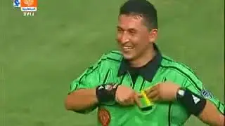 Hakem Ronaldinho'ya yanlışlıkla kırmızı kart gösteriyor