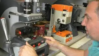 Manufacturing of a key with vertical milling of the secret