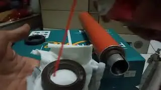 Memberi pelumas pada bering upper dan bering lower Ir 5000