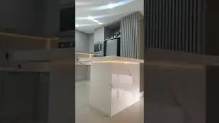painel ripado e cozinha planejada com fita de Led.