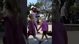 What´s Up - Violin Street Performance 