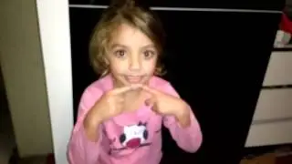 Menina ensinando inglês