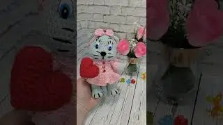 Обзор кошечка с сердечком ручной работы.