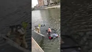 Машина в Харькове рухнула в реку