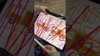 Ребенок в 2 года рисует на планшете iPad. Procreate