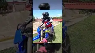 Der Biker will über einen hohen Zaun springen 😱