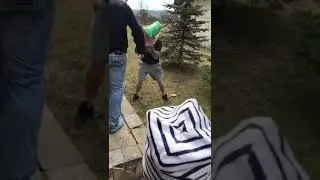 Юноша одел пакет с углём на голову,пакет с углём на голову