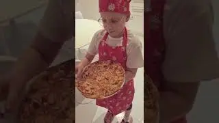 Маша Михайлова приготовила пиццу
