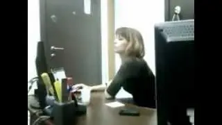 Секретарша балдеет под матерные частушки.