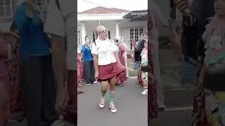 Baris-berbaris Seragam SD, Ngakak