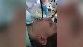 Змея заползла девушке в рот