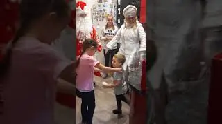 Дед мороз в гостях ,играем)
