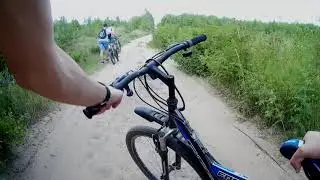Покатушки с друзьями на великах в лесу