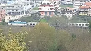E 444r + Carrozze UIC-Z ibride Ex Frecciabianca sull'IC 1546 Lecce-Milano Centrale - Montesilvano