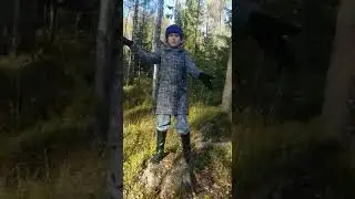 В лесочке на пенечке девочка танцует