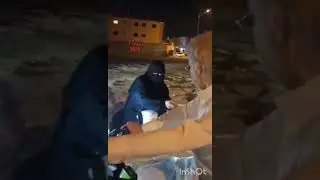 شاهد الوليد بن طلال يلتقي بائعة شاي صدفة ويقدم لها هدية سيارة أثناء قيادته الدراجة الهوائية بالرياض