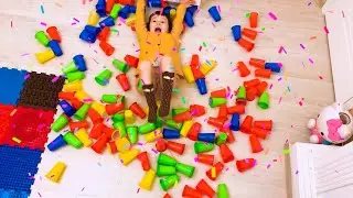 Olivka and Mom Play with colored cups