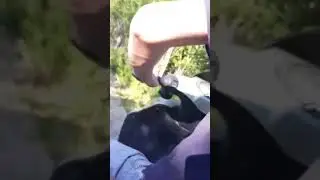 Doi nebuni la deal cu scuteru😂😂🤣