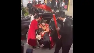 العريس لازم يشيل العروسة والعريس دا مش قادر .؟