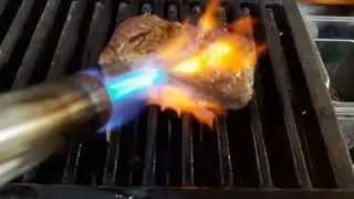 Под огнем!!!+осторожно!!!! очень вкусный стейк под огнем!!!!