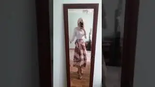 Aynaya karşı oynayan türbanlı