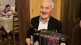 В 91 год так шикарно играет на гармони