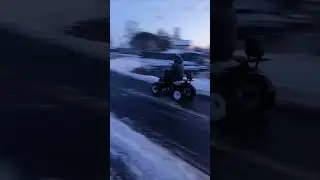 детский квадрик валит боком по асфальту #квадрик