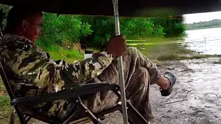 РЫБА ПОД НОГАМИ !!!