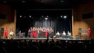 Kırmızı Mikrofon in Concert