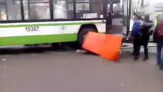 Автобус на всем ходу сбил остановку