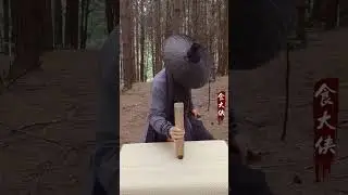 Kung Fu master catches black-bone chicken with blood drops to make soup 
