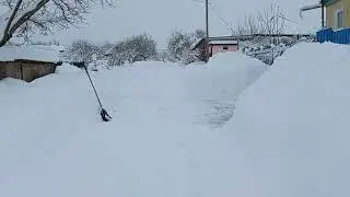 Нас заваливает.Снег валит 3 дня.
